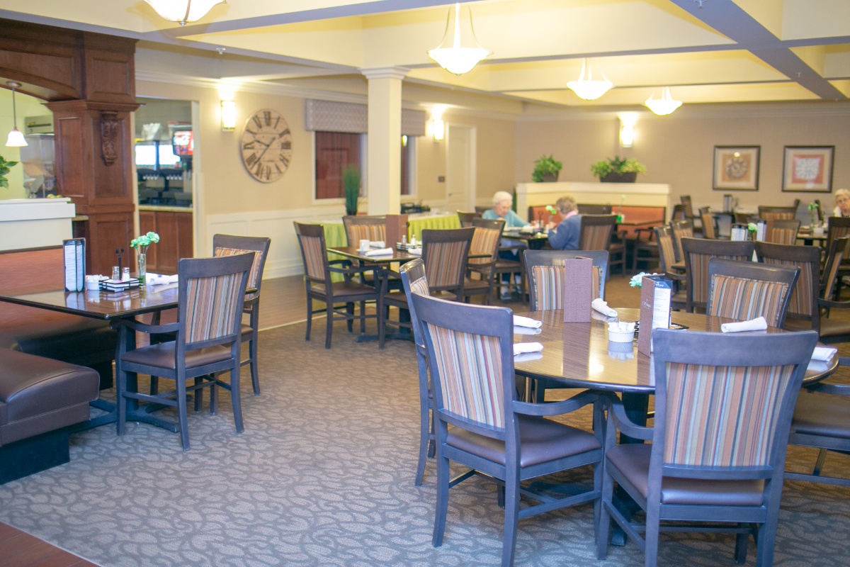 Restaurant at The Parkway Senior Living in Blue Springs, MO